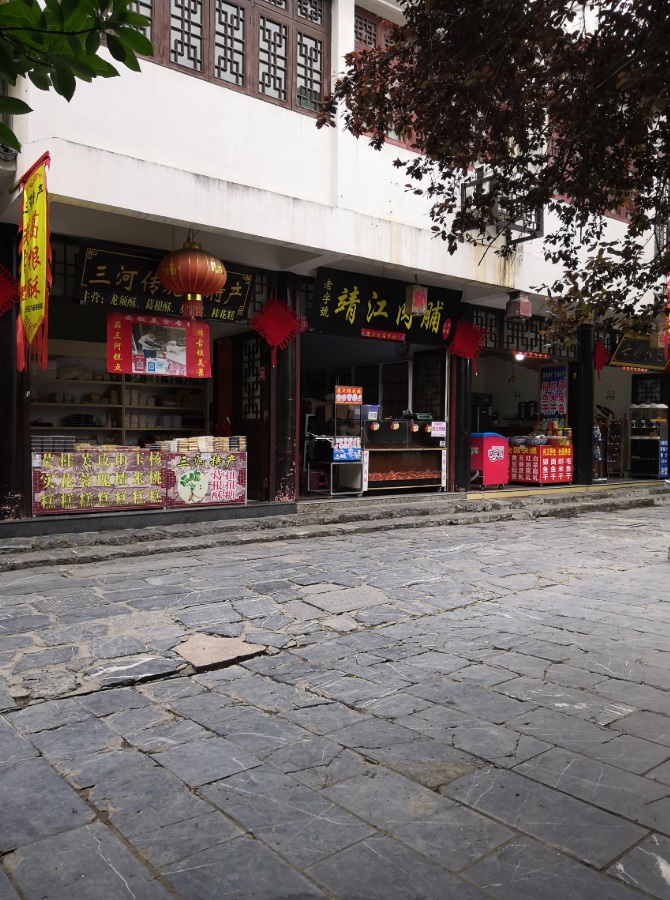 走累了,坐在街边长椅上休息片刻,顺便等等被我们甩了几条街的舅父和舅妈!